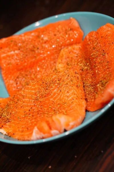 皿の上に生の鮭の切り身の選択的フォーカスショット — ストック写真