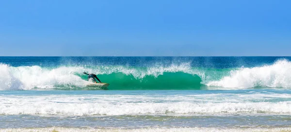 Uma Pessoa Surfando Mar Dia Ensolarado Brasil — Fotografia de Stock