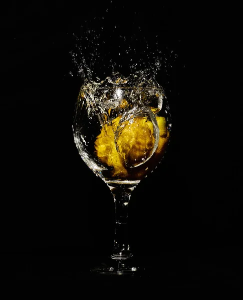 Una Toma Vertical Vaso Agua Con Limón Salpicaduras Sobre Fondo —  Fotos de Stock