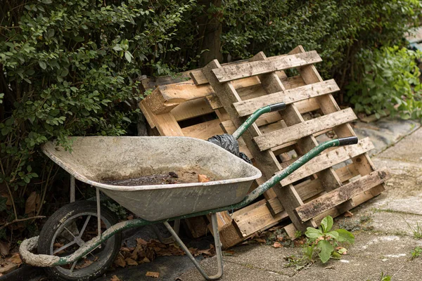 Gros Plan Une Brouette Rouillée Palettes Bois — Photo