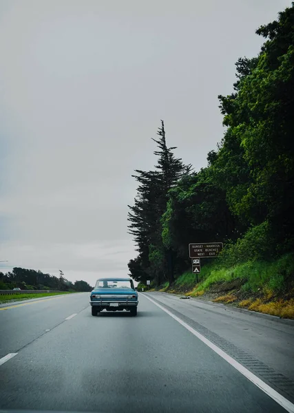 Живописный Вид Винтажный Автомобиль Путешествующий Сельской Дороге — стоковое фото