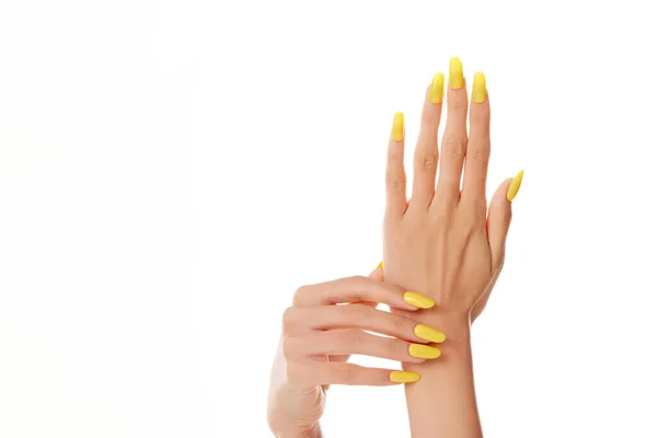 Tiro Perto Das Mãos Uma Fêmea Com Esmalte Amarelo Fundo — Fotografia de Stock