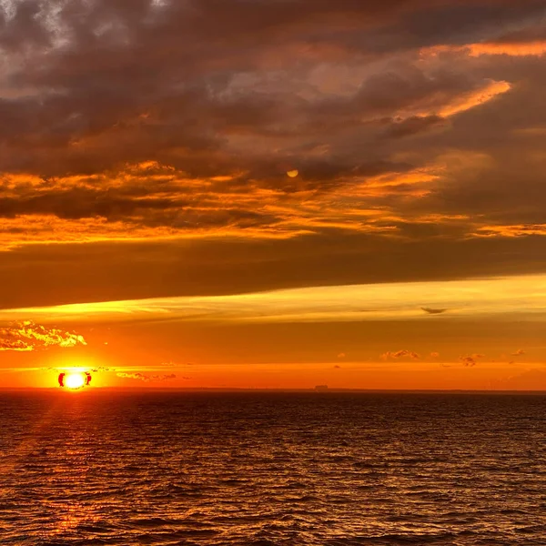 Mesmerizing View Calm Sea Sunset Sky Bright Sun Seen Clouds — Stock Photo, Image
