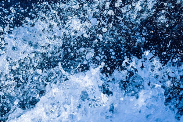 Νερό Πέφτει Από Πίσω Μέρος Ενός Σκάφους Στο Γαλάζιο Του — Φωτογραφία Αρχείου