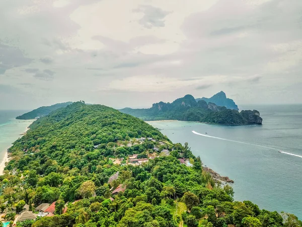 Ein Malerischer Tropischer Regenwald Mit Einem Ozean Auf Der Insel — Stockfoto