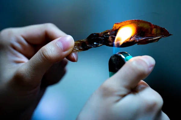 Tokyo Giappone Agosto 2020 Mano Persona Arrostisce Uno Spuntino Popolare — Foto Stock