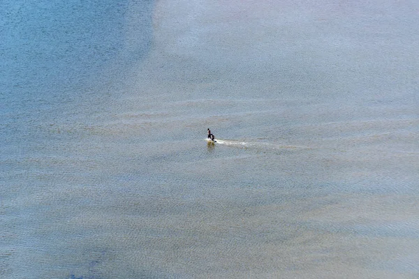 Een Luchtfoto Van Twee Mensen Het Water — Stockfoto