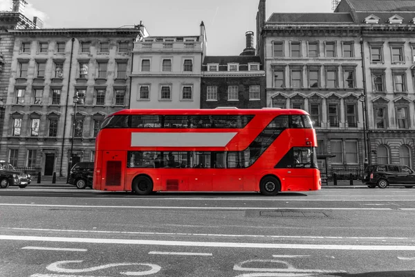 Red Double Decker Bus Jazdy Ulicą Miasta Kolor Czerni Bieli — Zdjęcie stockowe