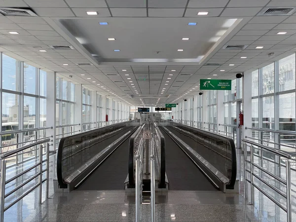 Pasarela Móvil Interior Del Pasaje Del Aeropuerto Contemporáneo —  Fotos de Stock