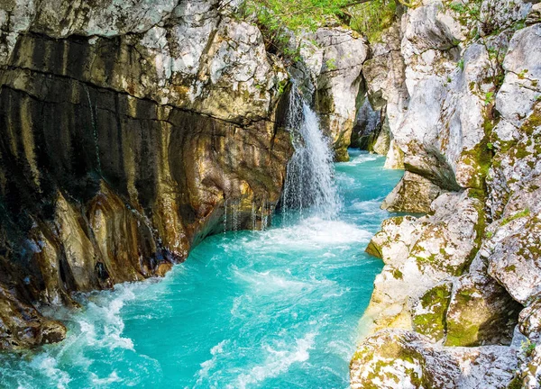 Смарагдовий Потік Скелястій Ущелині Вода Краса Природи Мальовничі Скелі Рух — стокове фото