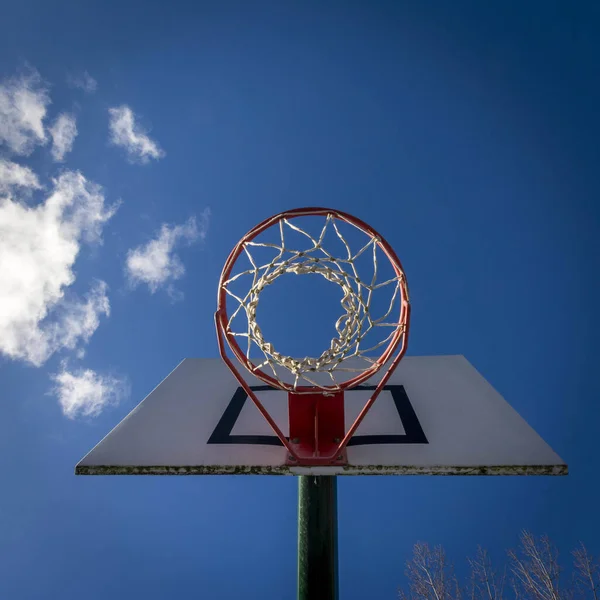 Een Verticaal Schot Van Een Basketbalring Bewolkte Lucht — Stockfoto