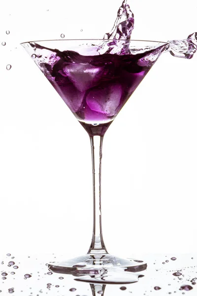 白い背景に飛び出る紫色のカクテルのガラスの垂直閉鎖 — ストック写真