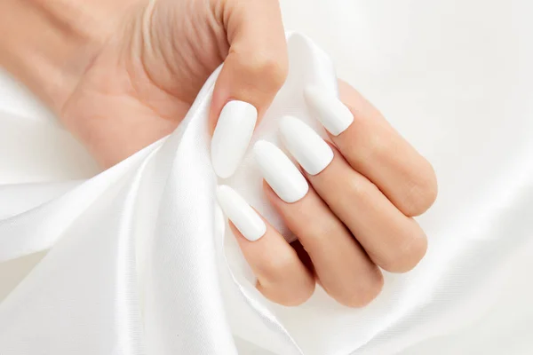 Gros Plan Main Une Femelle Avec Vernis Ongles Blanc Sur — Photo