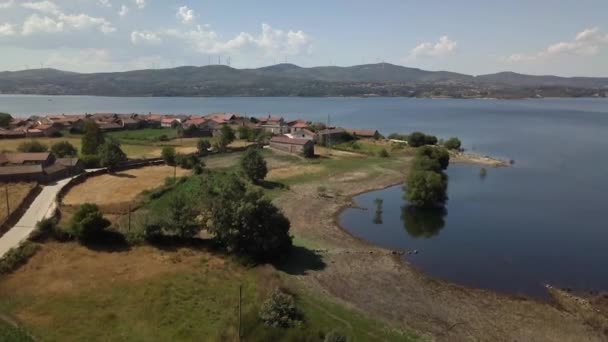 Krásný Výhled Vodu Hory Pole Domy Vilarinho Negroes Portugalsko — Stock video