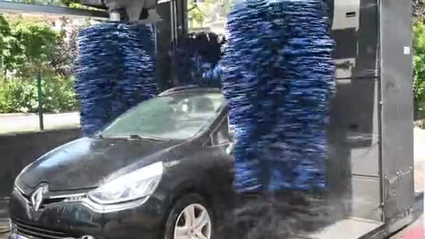 Auto Wird Von Einer Automatischen Waschanlage Gewaschen — Stockvideo