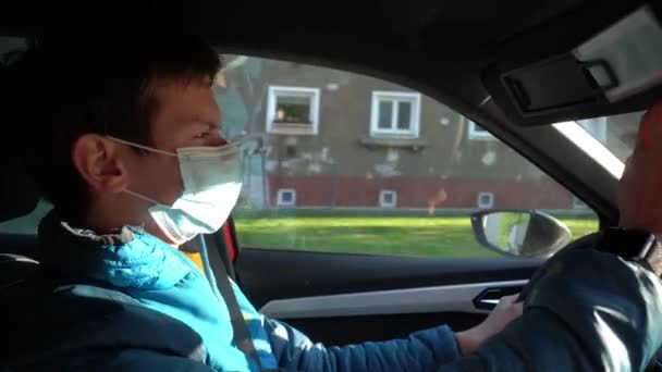 外科的顔マスクを身に着けている太陽のバイザーを運転し プルダウン若い男 コロナウイルス Covid19流行予防 — ストック動画