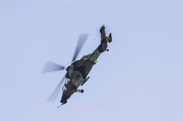 Barcelona Spain 2017年8月7日 大型绿色武装的西班牙军用直升机 Ec665 Tiger Eurocopter — 图库照片
