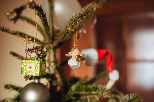 Μια Θέα Των Χριστουγέννων Στολίδια Κρέμονται Στο Χριστουγεννιάτικο Δέντρο — Φωτογραφία Αρχείου
