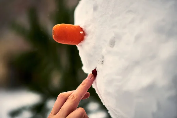 Una Hembra Haciendo Muñeco Nieve Parque Invierno —  Fotos de Stock