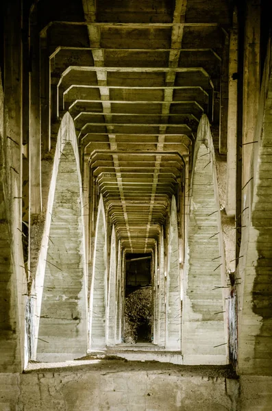 Eine Vertikale Aufnahme Des Unterkonstruktionsteils Einer Brücke — Stockfoto