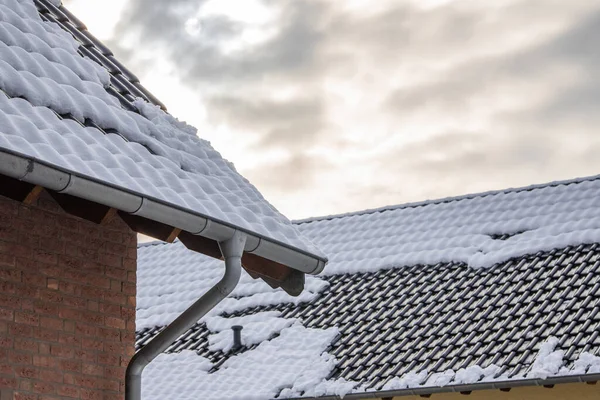 Låg Vinkel Skott Tak Tegel Byggnader Täckt Snön Molnig Himmel — Stockfoto