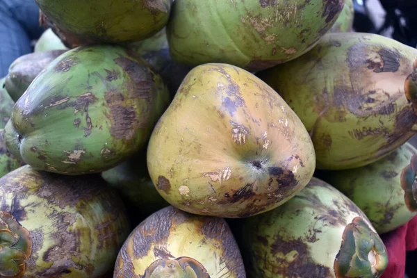 Una Vista Cerca Cocos Frescos Apilados Uno Encima Del Otro — Foto de Stock