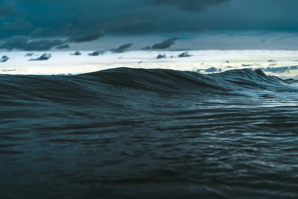 曇り空の下で波が美しい海の魅惑的なショット — ストック写真