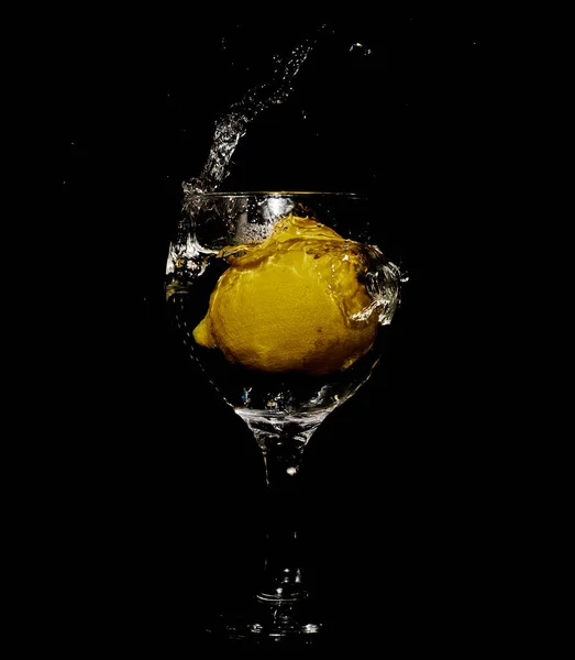 Een Verticaal Shot Van Een Glas Water Met Citroen Spatten — Stockfoto