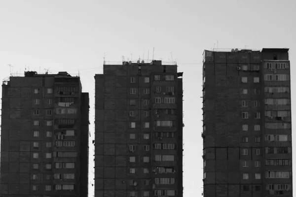 Eine Graustufen Vertikale Von Drei Mehrstöckigen Gebäuden Gegen Den Himmel — Stockfoto