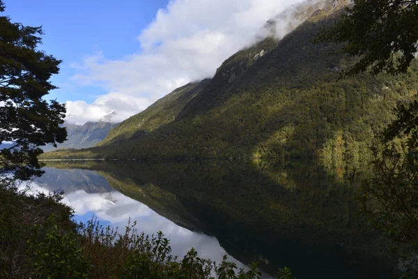 Ett Landskap Sjö Reflekterande Berg Molnig Dag Nya Zeeland — Stockfoto