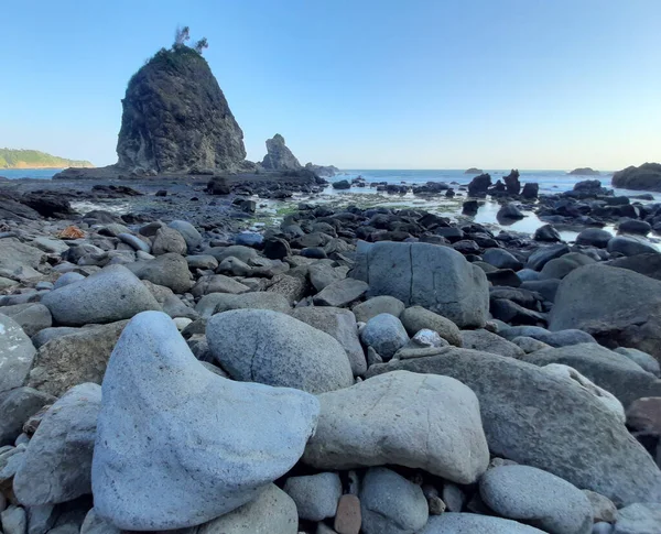 Una Sola Colina Rocosa Rodeada Piedras Olas Watulumbung Beach Java — Foto de Stock