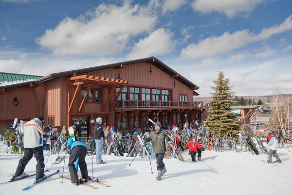 Mchenry United States Feb 2016 Skiers Main Lodge Wisp Ski — Stock Photo, Image