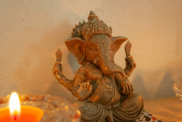 Szelektív Fókuszfelvétel Egy Ganesha Figuráról Egy Égő Gyertya Asztalon — Stock Fotó