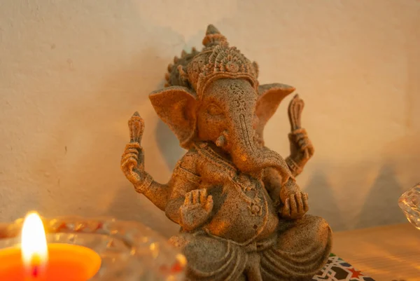 Uno Scatto Selettivo Una Statuetta Ganesha Una Candela Accesa Sul — Foto Stock