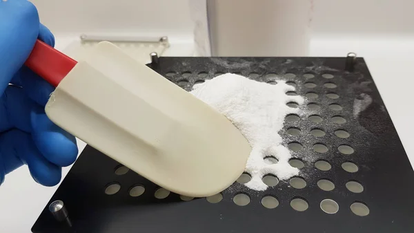 Eczane Laboratuarında Toz Ilaçlarıyla Kapsüller Yapan Bir Bilim Adamı — Stok fotoğraf