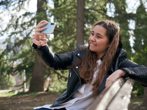 Une Jeune Femme Caucasienne Prend Selfie Assis Sur Banc Bois — Photo
