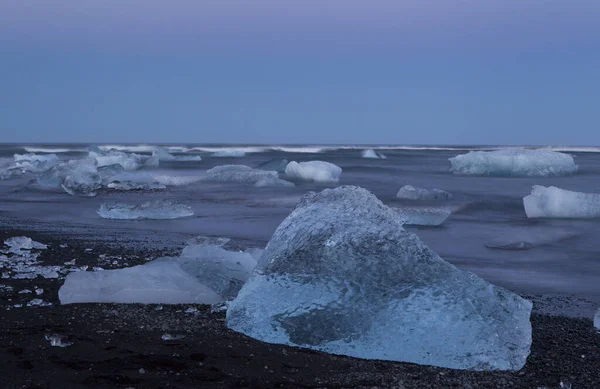 Sahildeki Deniz Dalgalarının Yakınındaki Bir Buz Parçasının Yakın Plan Çekimi — Stok fotoğraf
