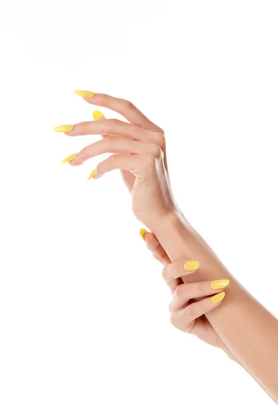 Tiro Vertical Das Mãos Uma Fêmea Com Esmalte Amarelo Fundo — Fotografia de Stock