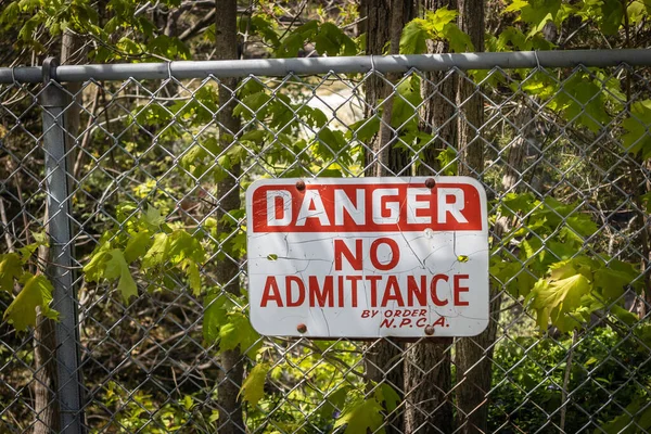 加拿大尼亚加拉公园森林围栏上挂着危险标志的特写镜头 — 图库照片