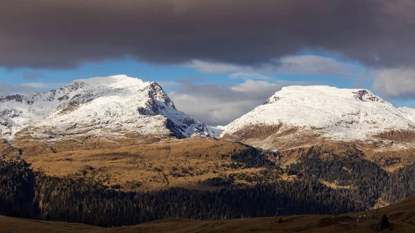 Ett Landskap Dolomiterna Täckt Snö Blå Molnig Himmel Sydtyrolen Italien — Stockfoto