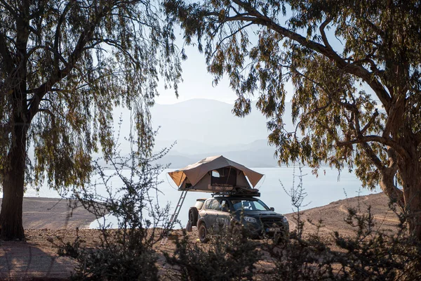 Una Tenda Sul Tetto Auto Campeggio Sul Portapacchi Una Macchina — Foto Stock