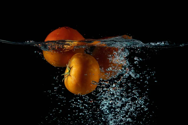 Vue Rapprochée Une Tomate Rouge Tombée Dans Eau Créant Une — Photo