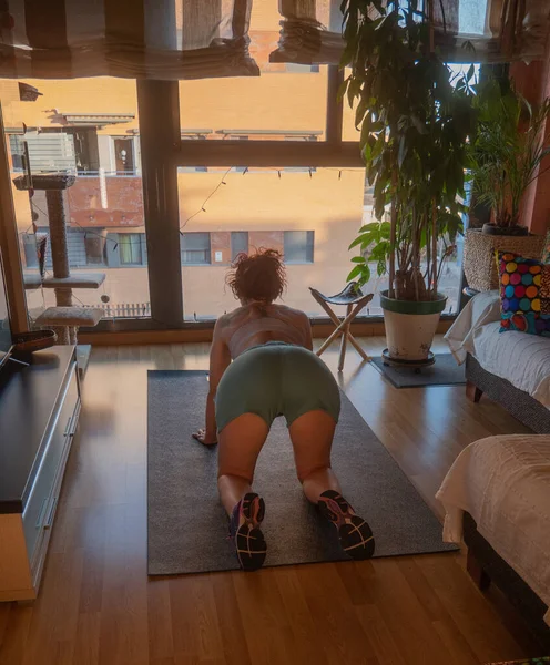 Uma Mulher Que Estende Após Exercício Quatro Foto Tirada Por — Fotografia de Stock