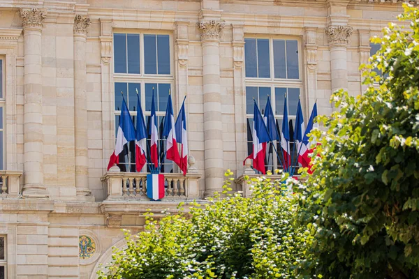 Mise Point Sélective Drapeaux Français Sur Bâtiment Pierre Blanche — Photo