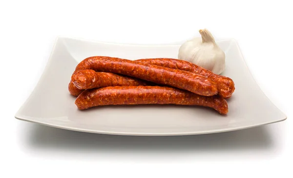 Salsicce Crude Merguez Piatto Isolato Fondo Bianco Guarnito Con Aglio — Foto Stock