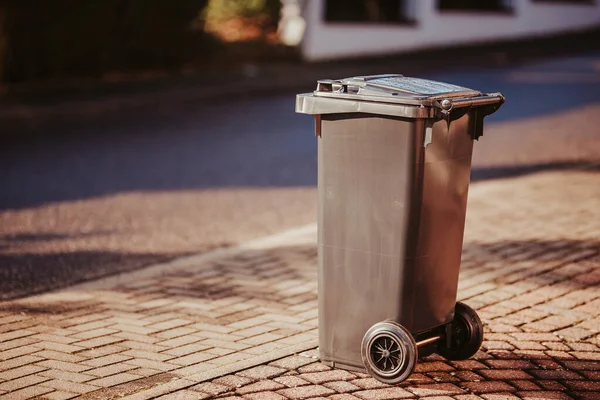 Blick Auf Einen Müllcontainer Auf Dem Straßenpflaster — Stockfoto