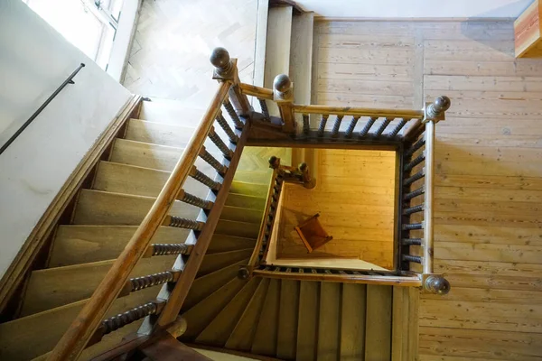 Ângulo Alto Uma Escada Madeira Dentro Uma Casa — Fotografia de Stock