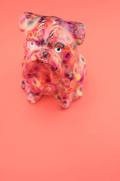 Een Verticaal Geïsoleerd Shot Van Het Puppy Beeldje Een Roze — Stockfoto