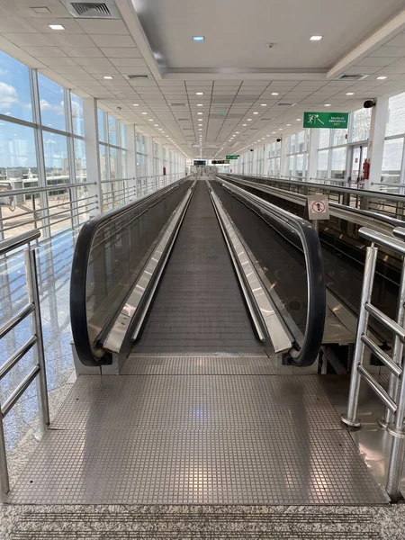 Κινούμενος Διάδρομος Μέσα Στο Πέρασμα Του Σύγχρονου Αεροδρομίου — Φωτογραφία Αρχείου