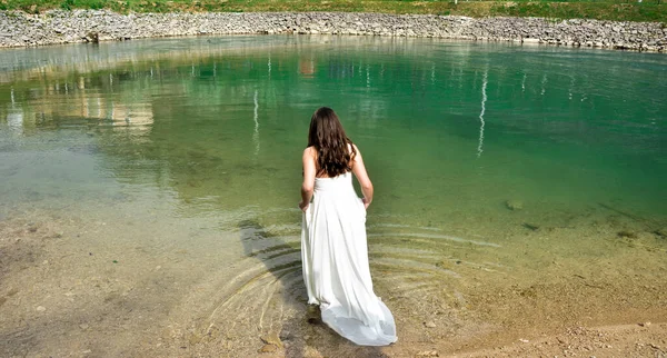 Une Brune Approche Lac Dans Une Longue Robe Blanche — Photo